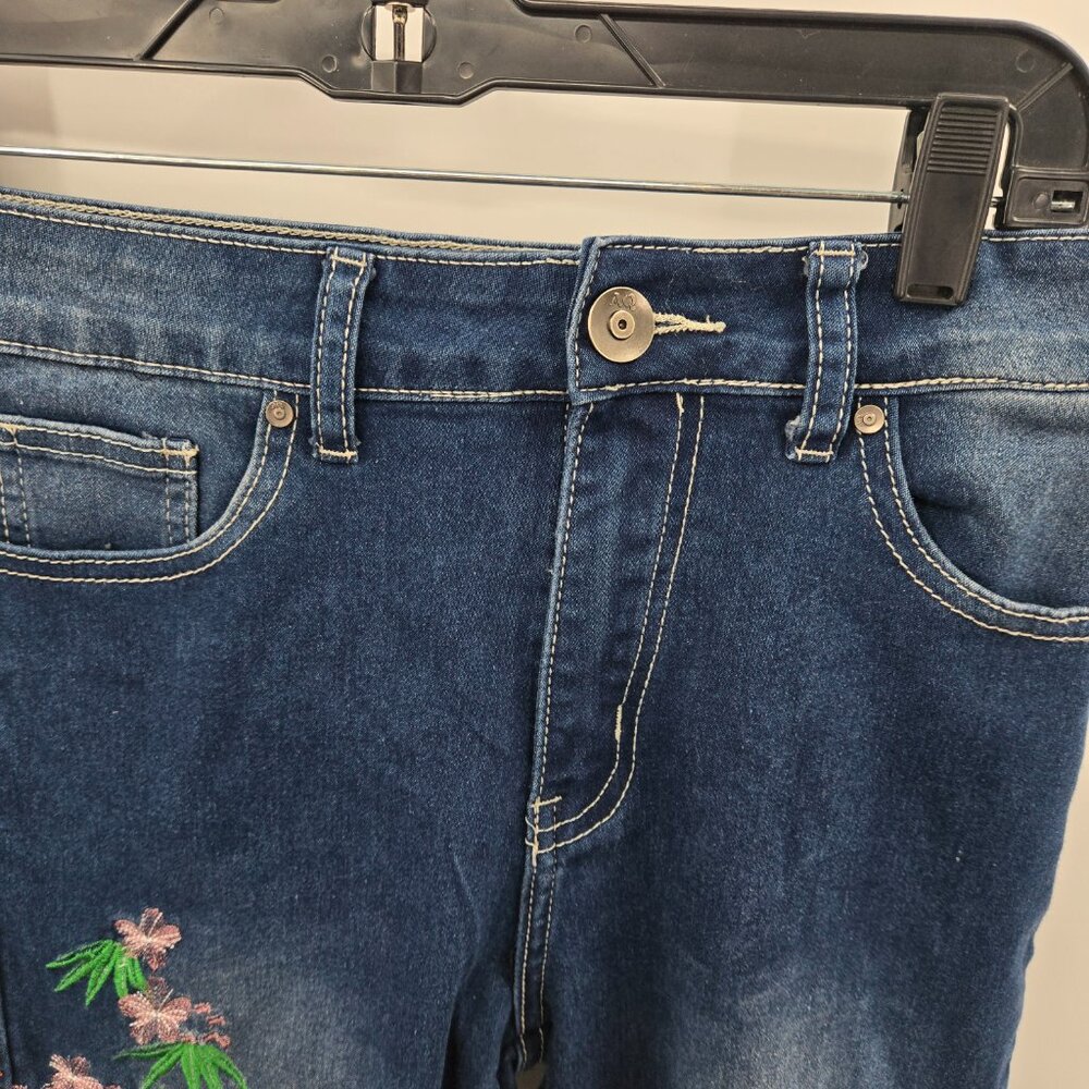 AQ Embroidered Distressed Raw Hem Jeans Juniors Size 9 - Picture 9 of 16